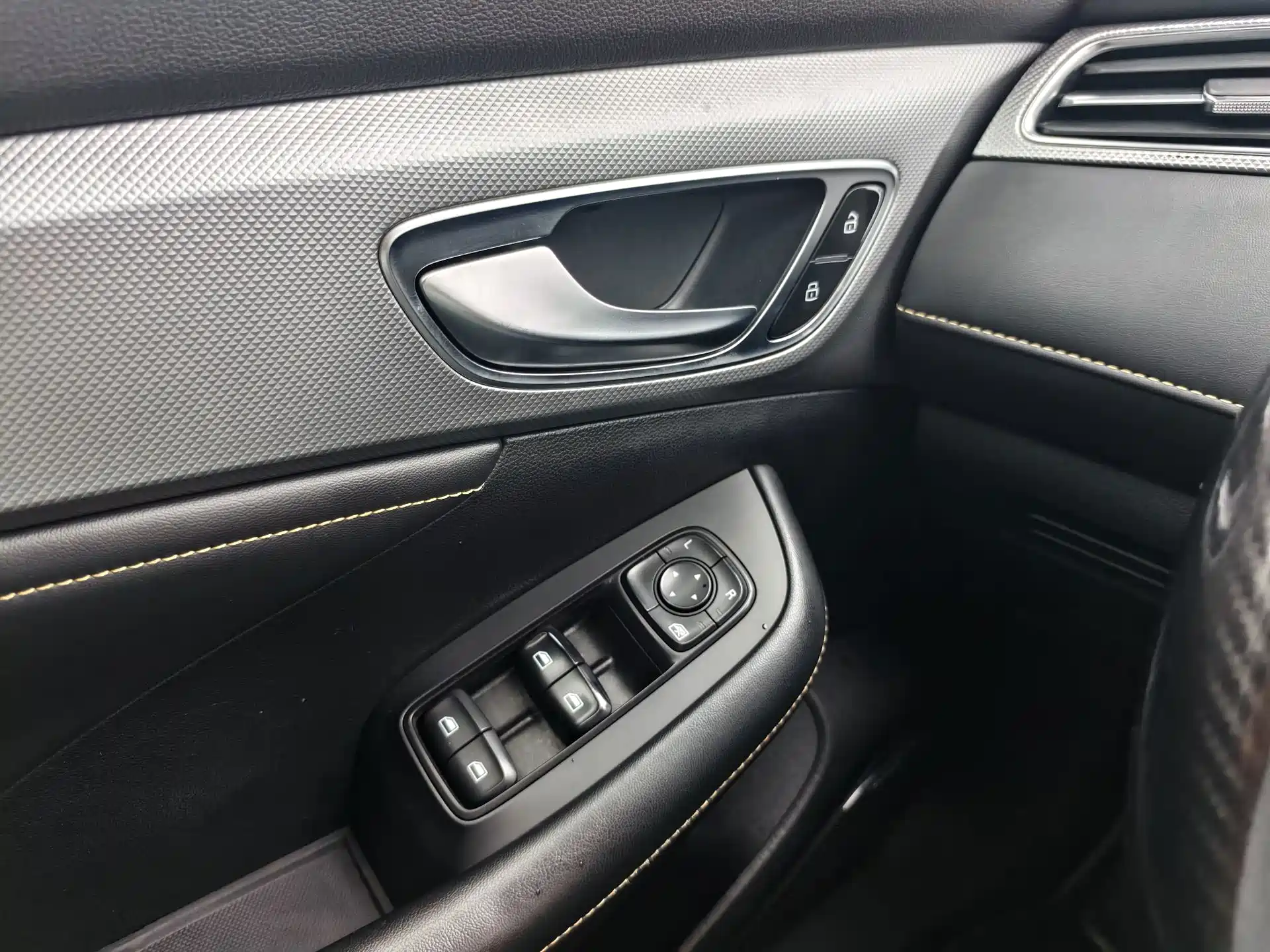 Фото 15 - Roewe i6 MAX EV