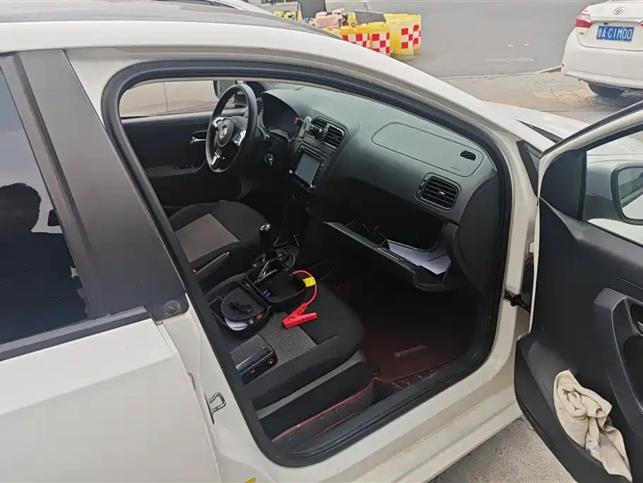 Volkswagen Polo 2013 1.4L Manual Trend Edition фото 8