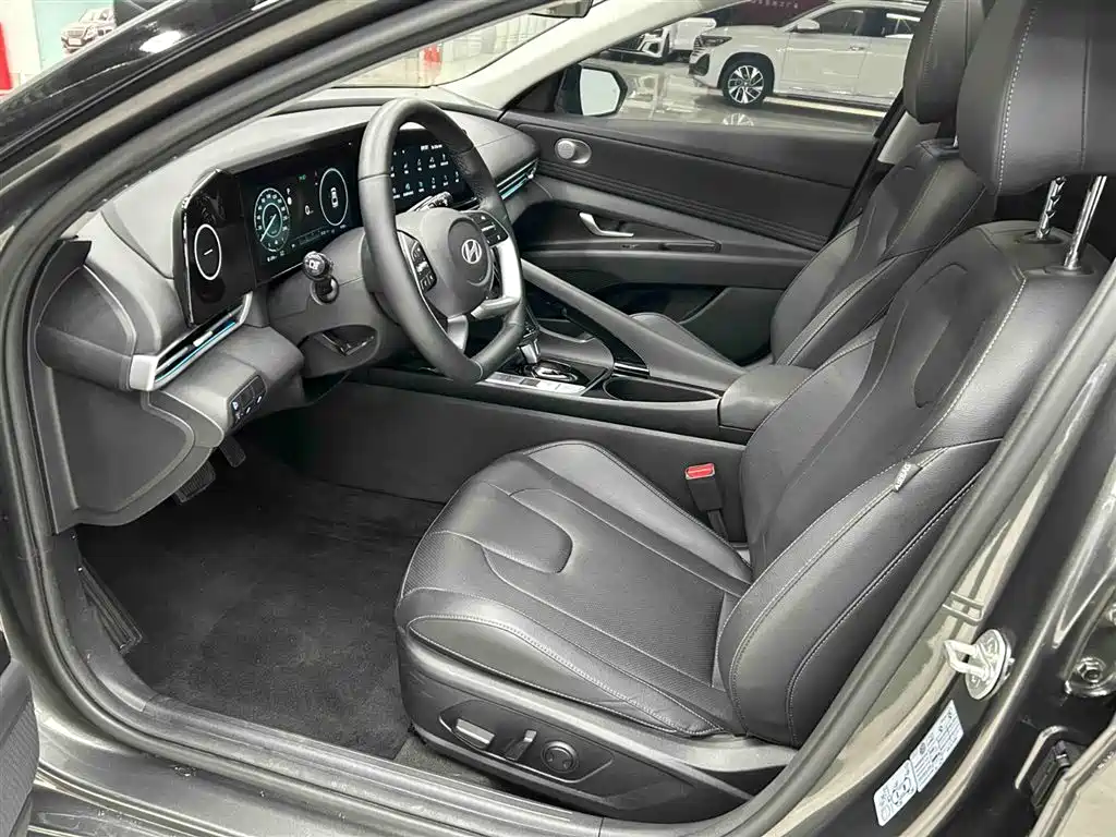 Hyundai Elantra 2023 1.5L CVT TOP Flagship Edition фото 11