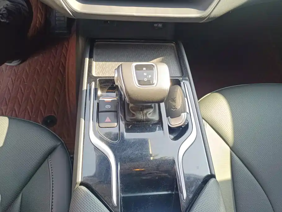 Photo 16 - Hongqi E-QM5