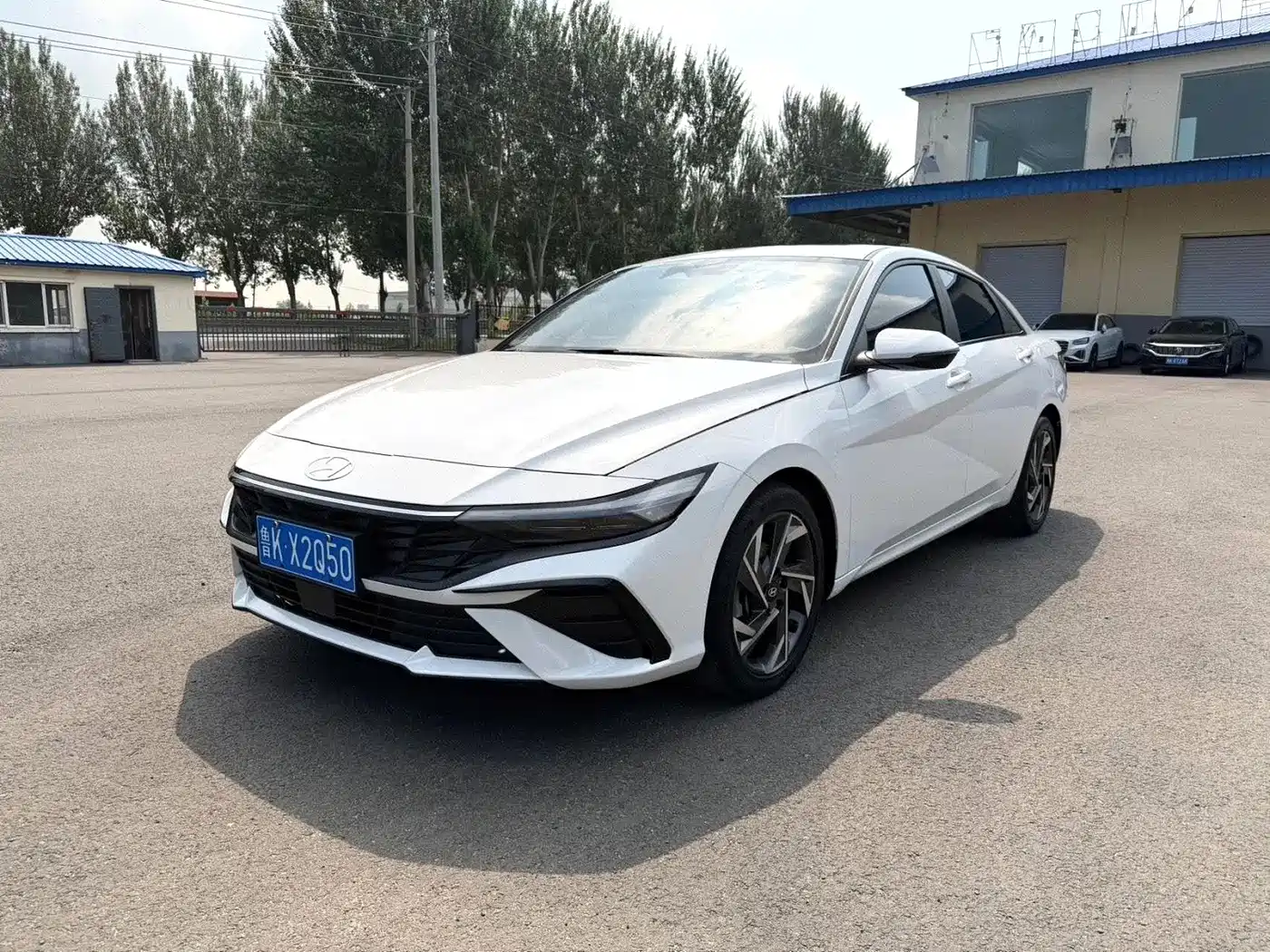 Hyundai Elantra 2023 1.5L CVT LUX — фото 1