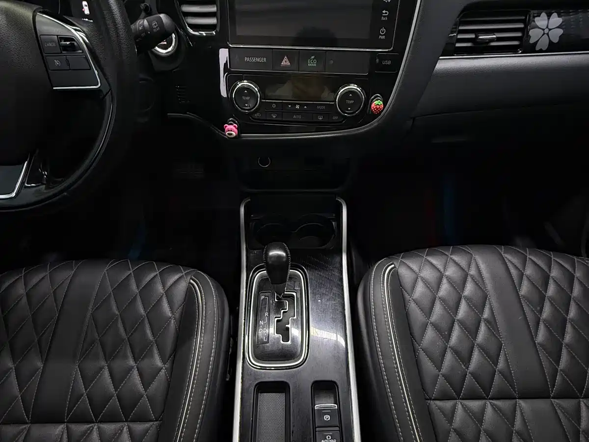 Mitsubishi Outlander 2021 Facelift 2.0L 2WD Premium Edition 7-Seater фото 9