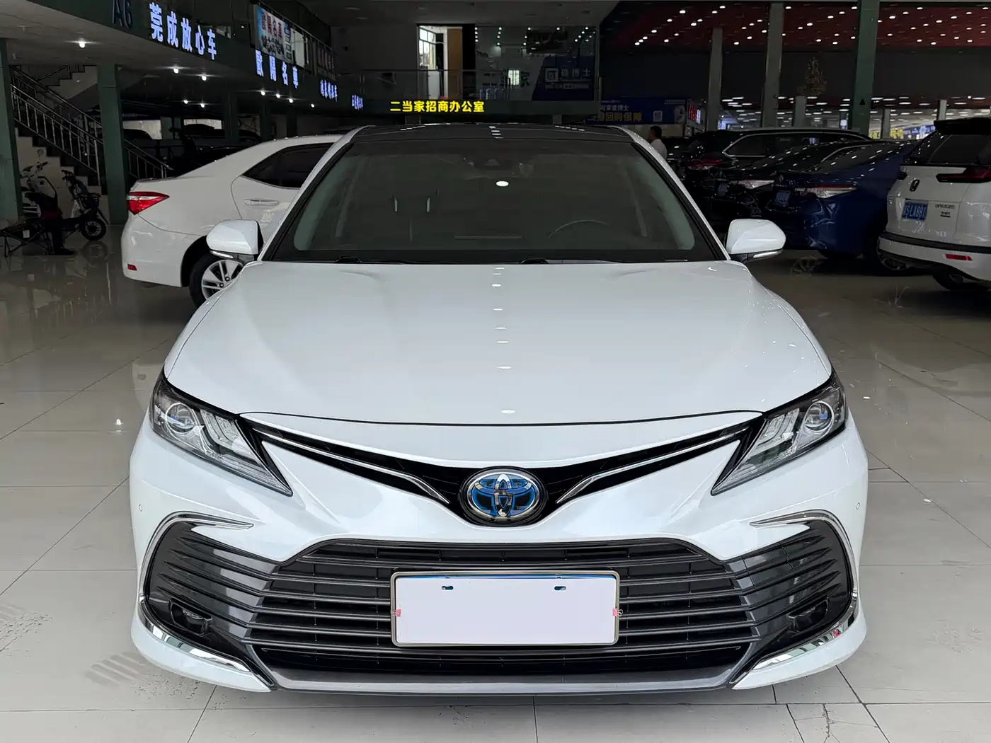 Toyota Camry 2021 Hybrid 2.5HG Luxury Edition фото 2