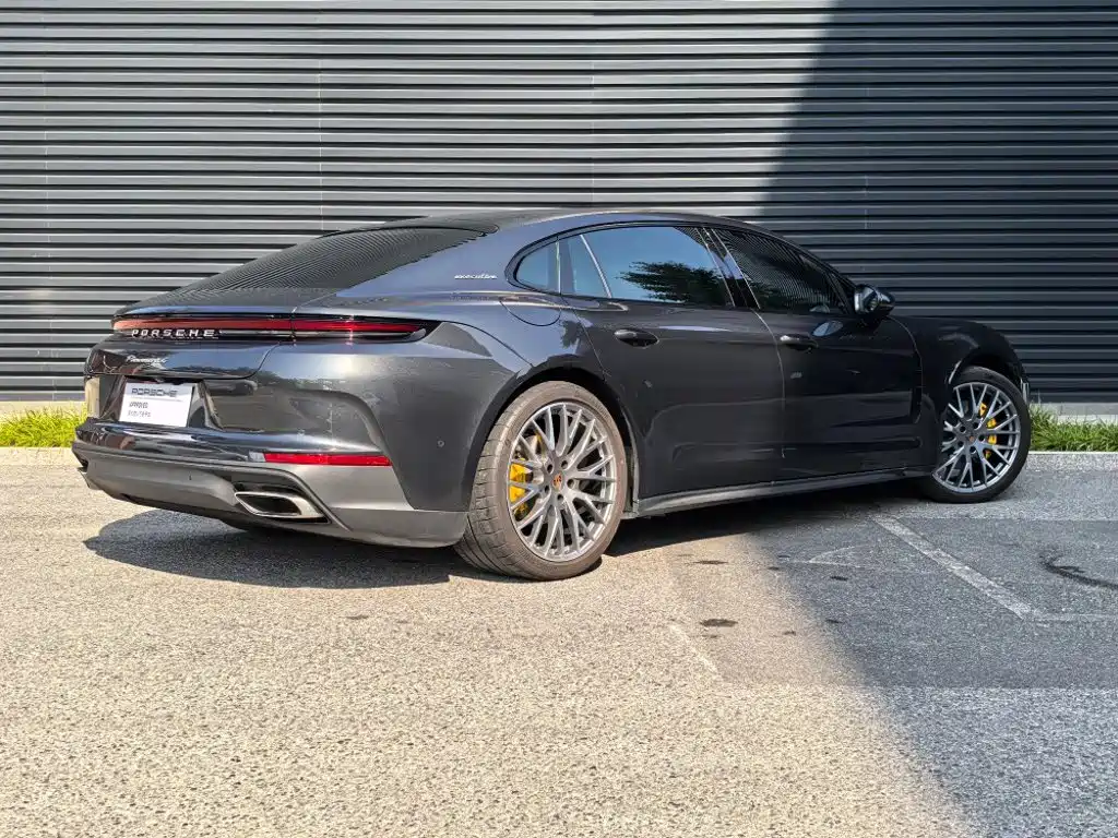 Photo 3 - Porsche Panamera