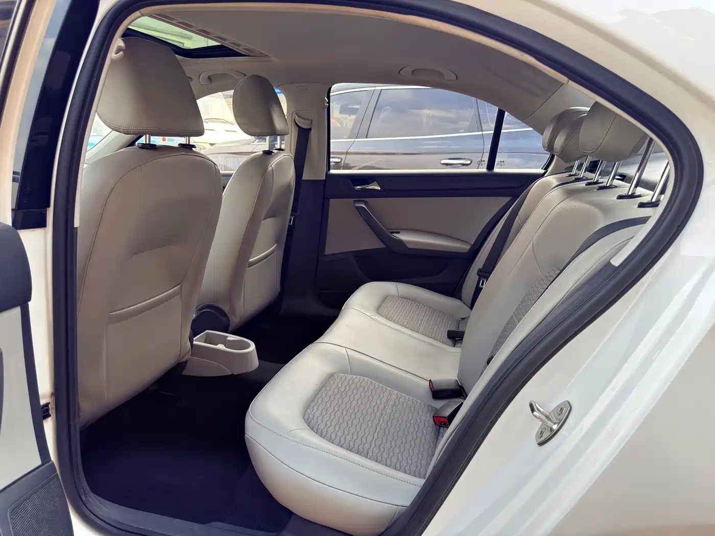Škoda Rapid 2016 1.6L Automatic Pioneer Edition фото 12