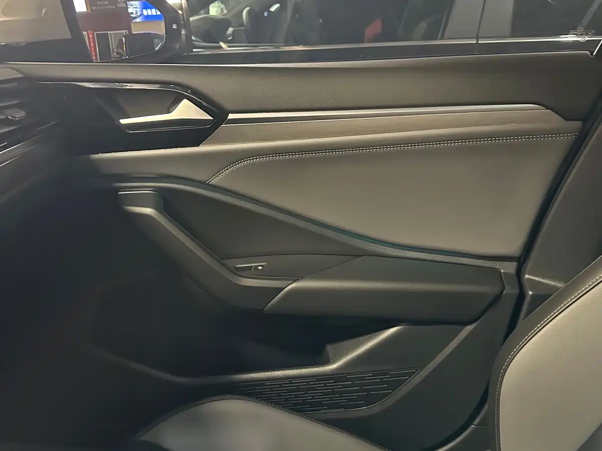 Volkswagen Sagitar 2022 280TSI DSG Surpassing Edition фото 24