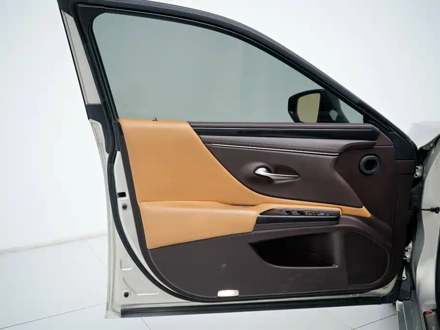 Фото 10 - Lexus ES
