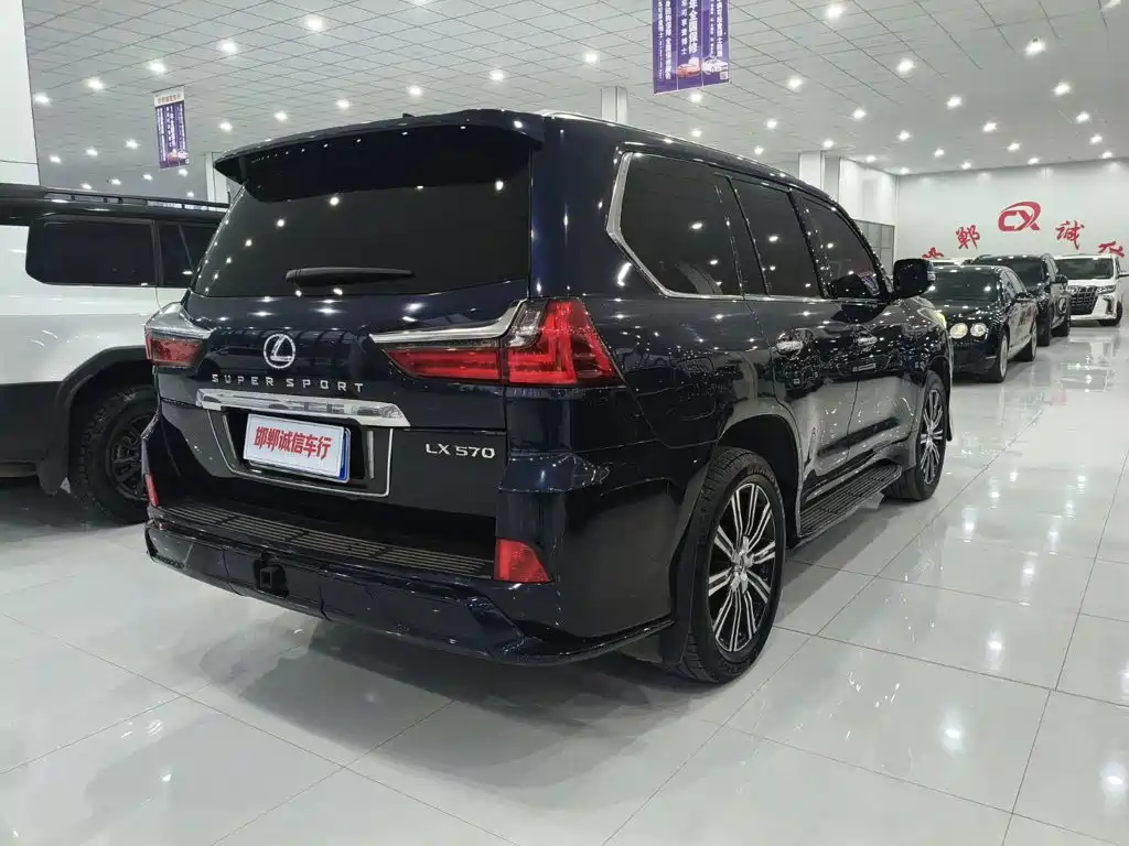 Photo 4 - Lexus LX