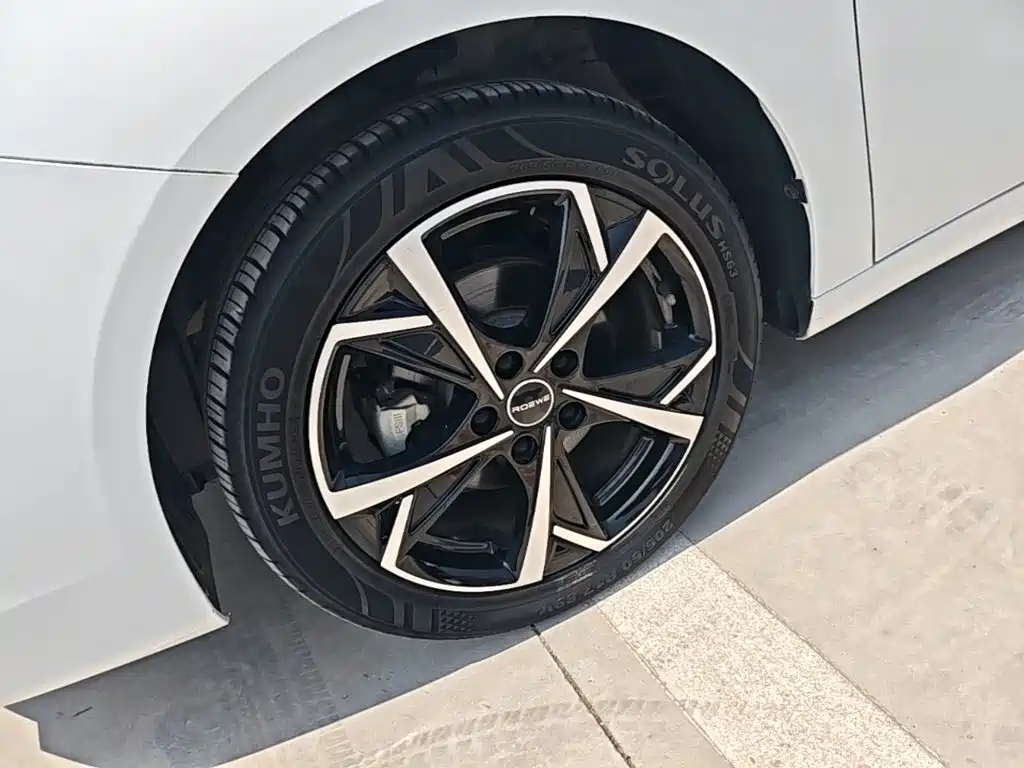 Фото 23 - Roewe i5