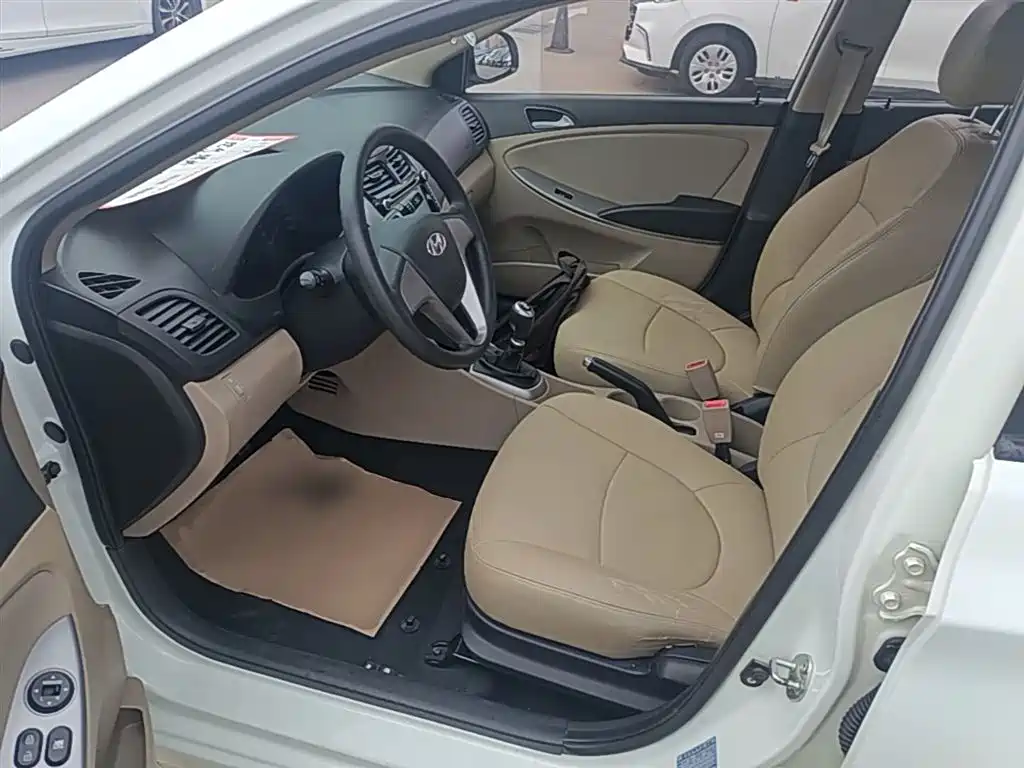 Hyundai Verna 2014 1.4L Manual Smart GLS фото 15