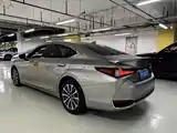 Photo 4 - Lexus ES