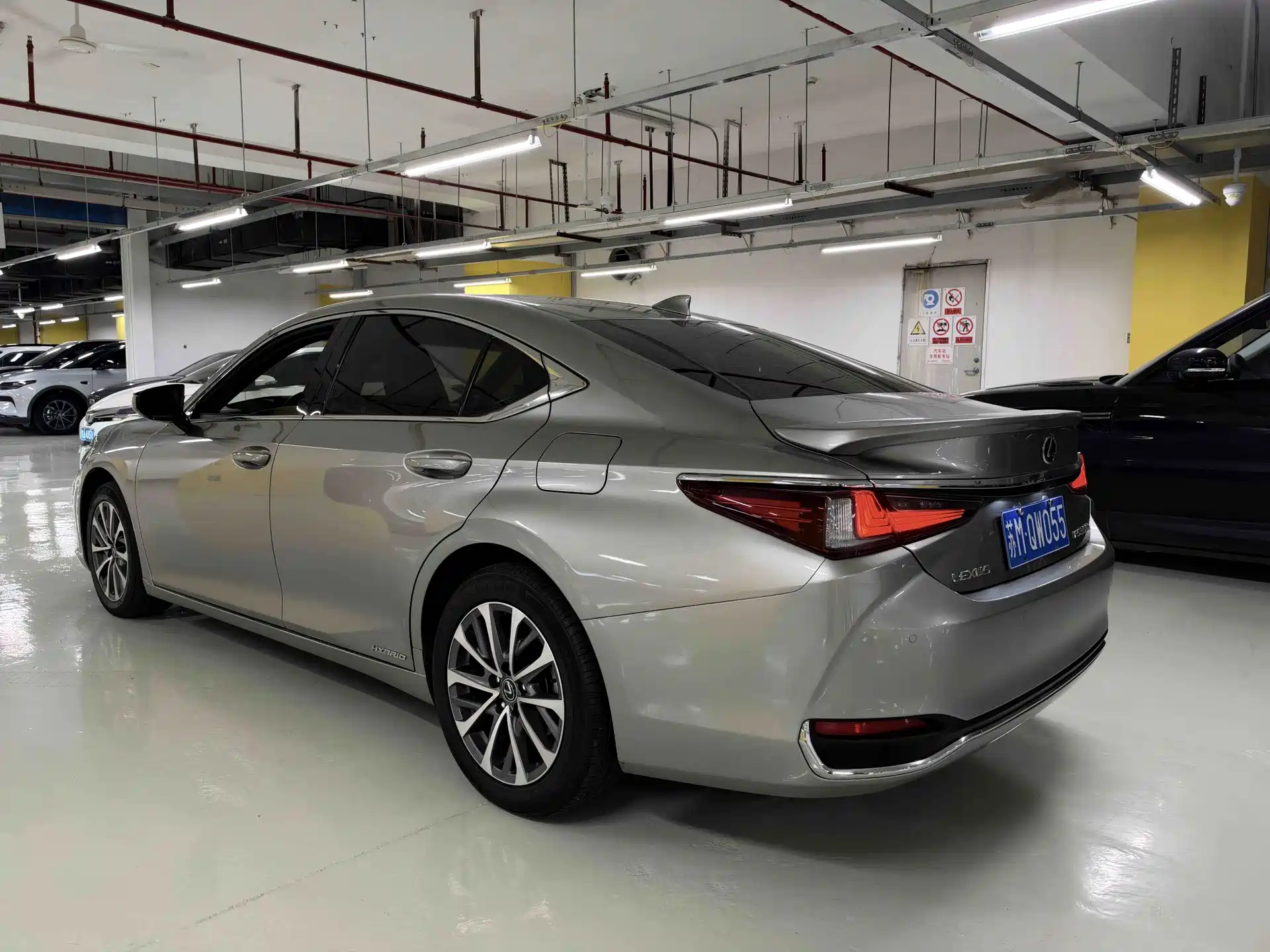 Photo 4 - Lexus ES
