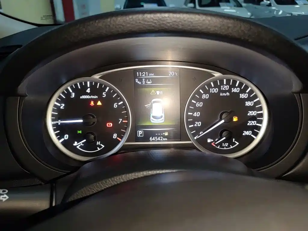 صورة 12 - Nissan Tiida