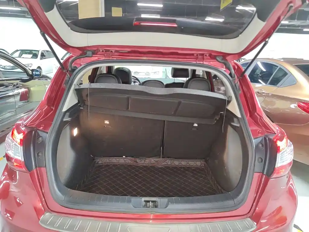 صورة 19 - Nissan Tiida