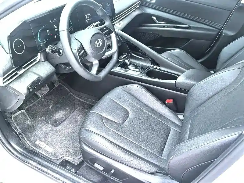 Hyundai Elantra 2023 Model 1.5L CVT LUX Premium Edition фото 7
