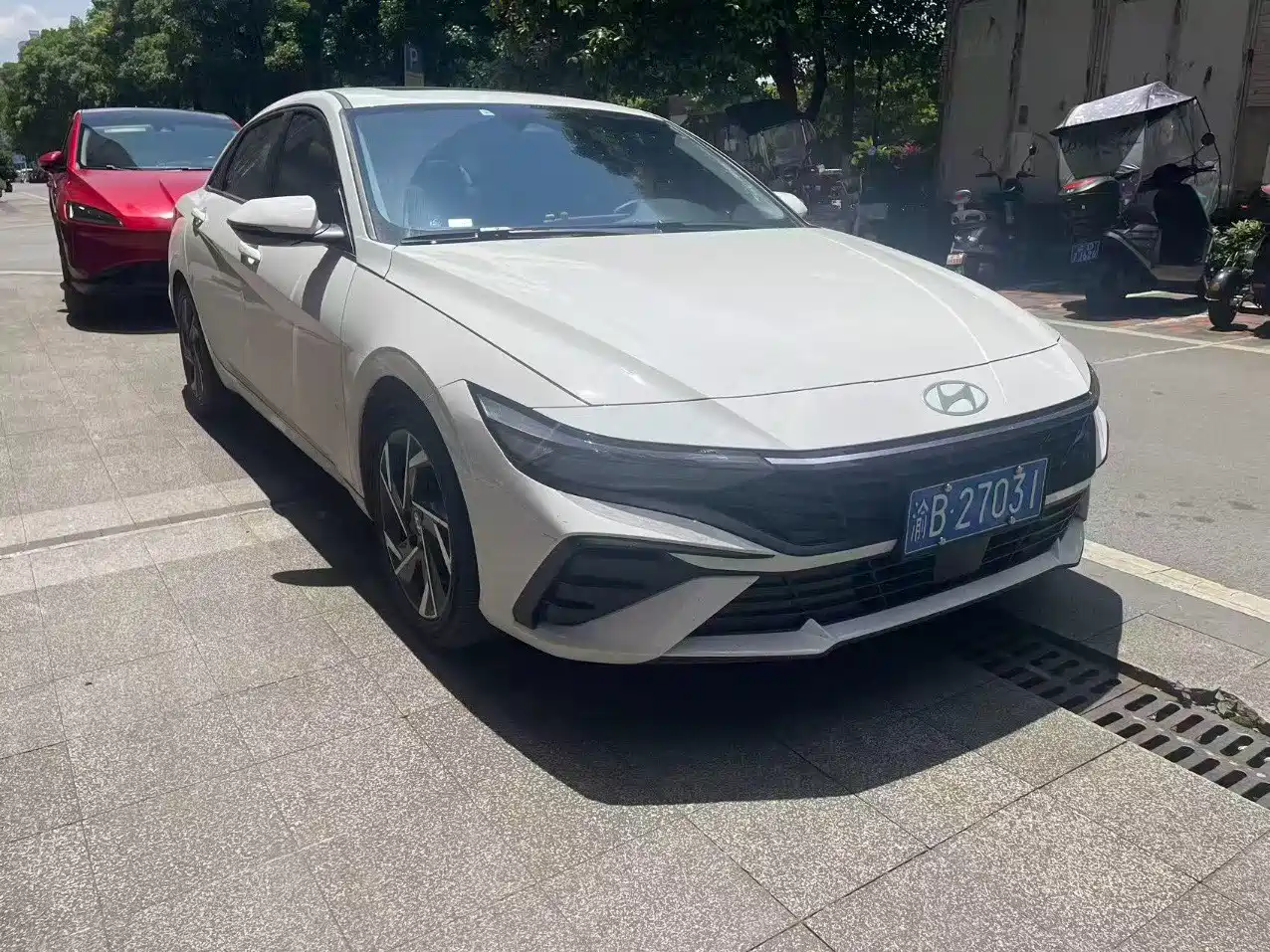 Hyundai Elantra 2023 Model 1.5L CVT LUX Premium Edition фото 3