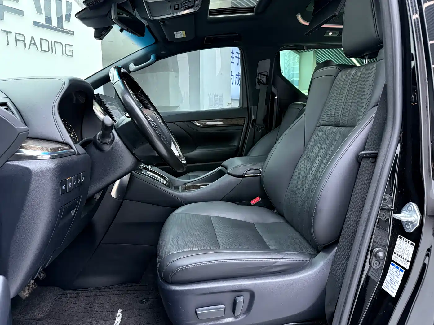 Toyota Vellfire 2020 Twin Engine 2.5L HV Premium Edition фото 3