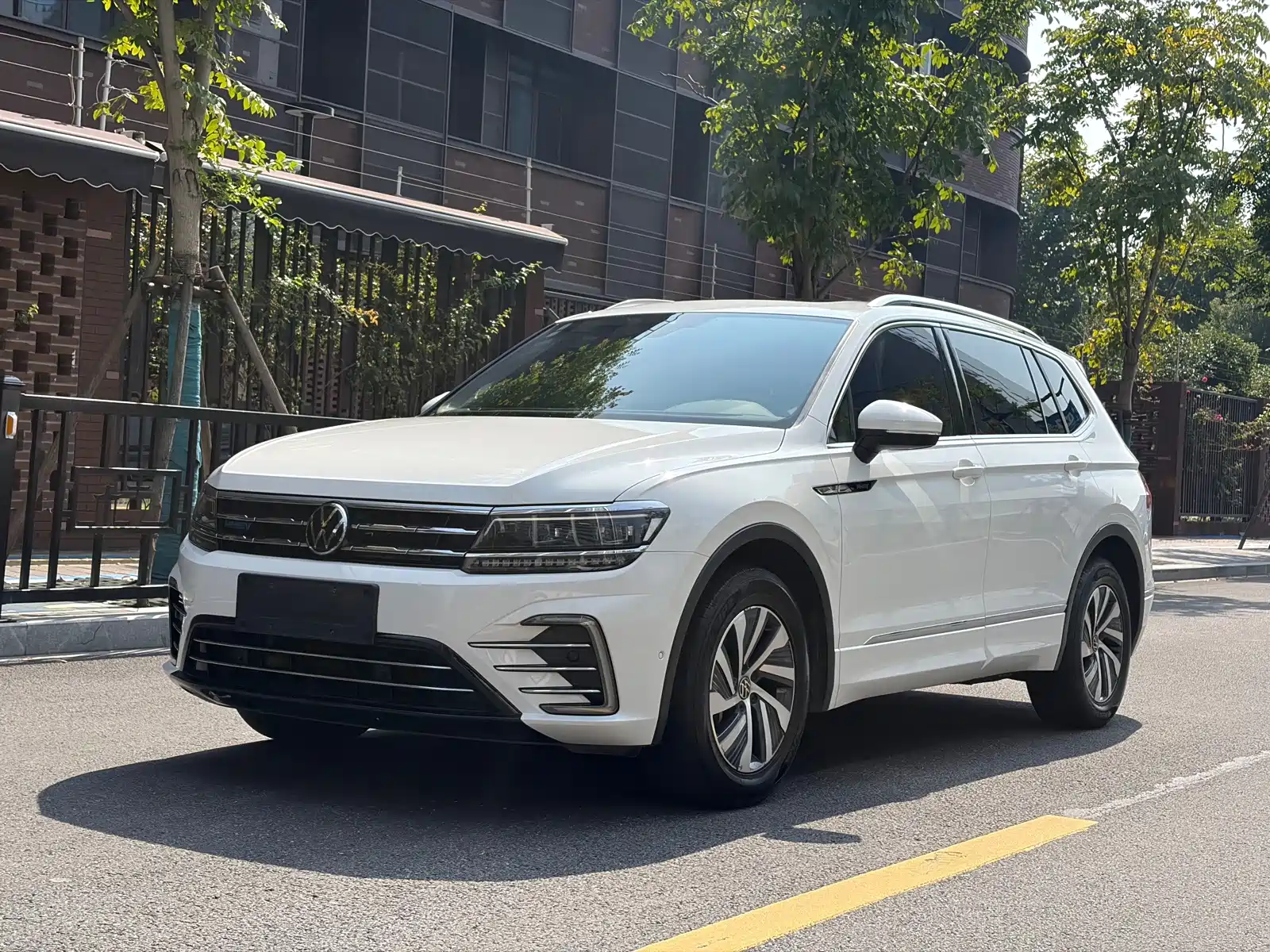 Фото 1 - Volkswagen Tiguan L PHEV