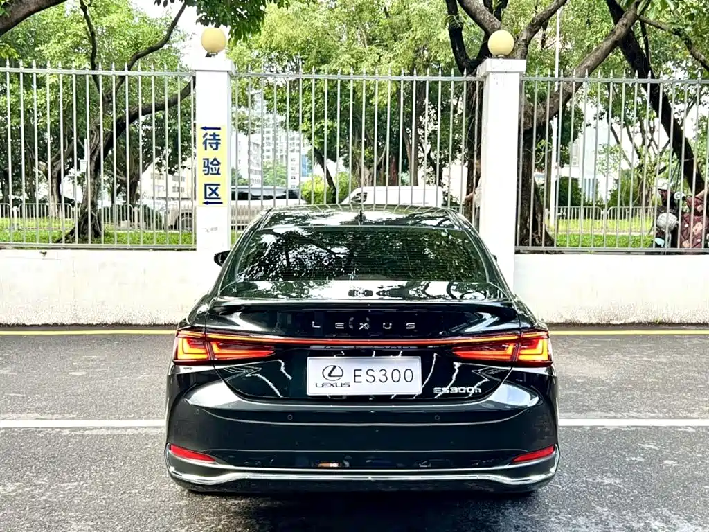 Lexus ES 2025 300h Ultimate Edition фото 9