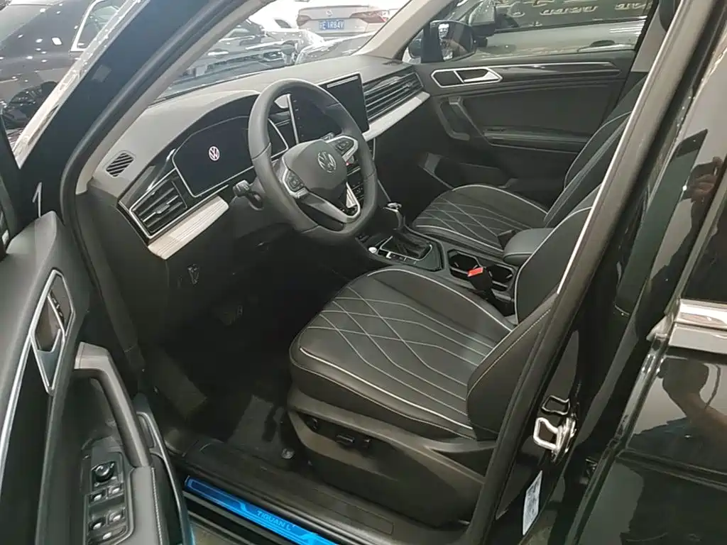 Photo 15 - Volkswagen Tiguan L