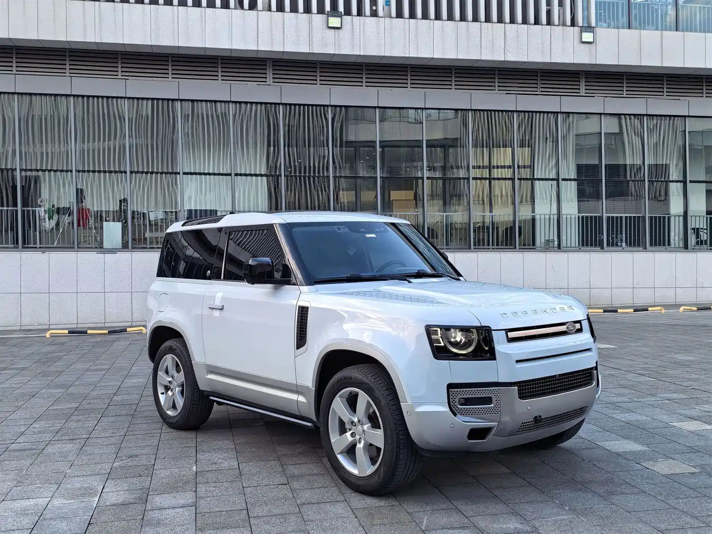 Photo 3 - Land Rover Defender