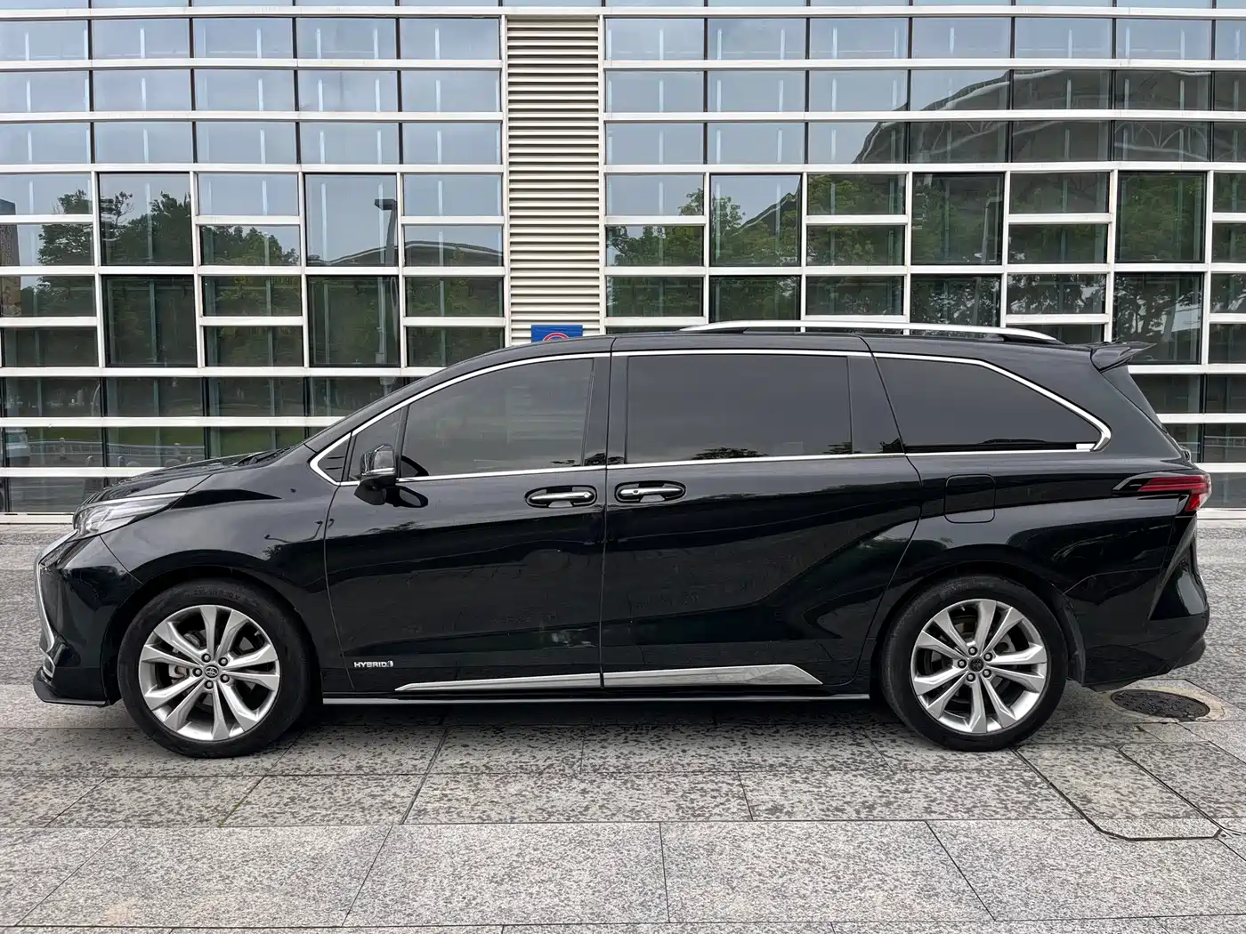 Toyota Sienna 2021 2.5L Hybrid Platinum Edition фото 3