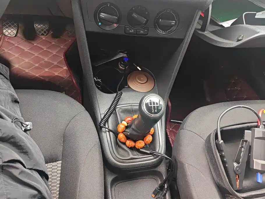 Volkswagen Polo 2013 1.4L Manual Trend Edition фото 16