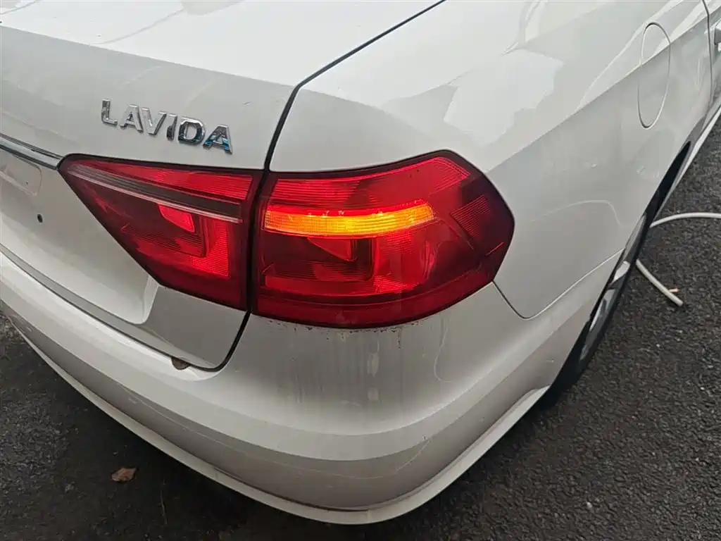 Volkswagen Lavida 2017 1.6L Automatic Comfort Edition фото 8