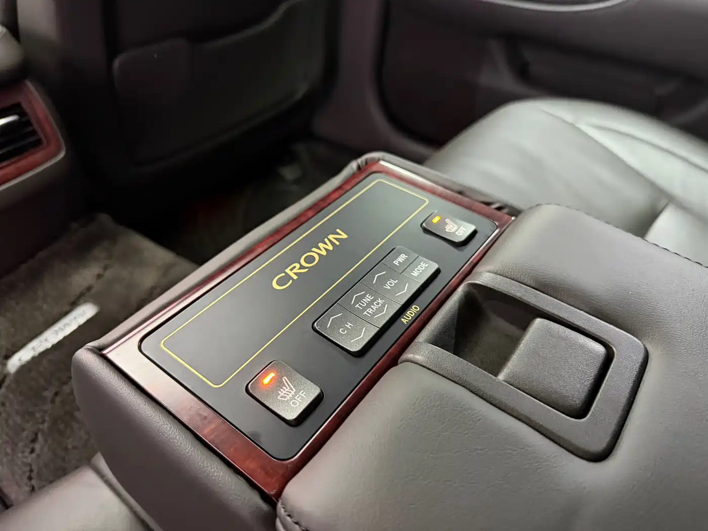 Toyota Crown 2010 3.0L Royal Saloon фото 30