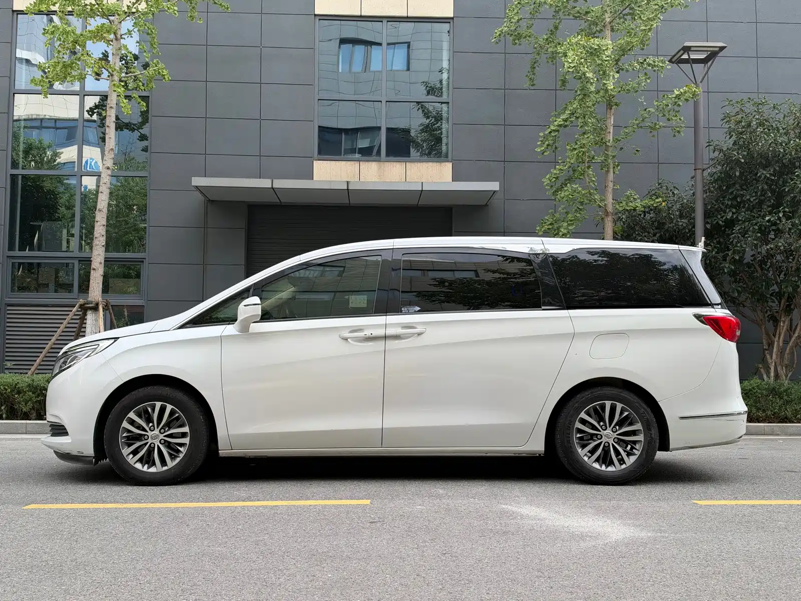 Photo 3 - Buick GL8