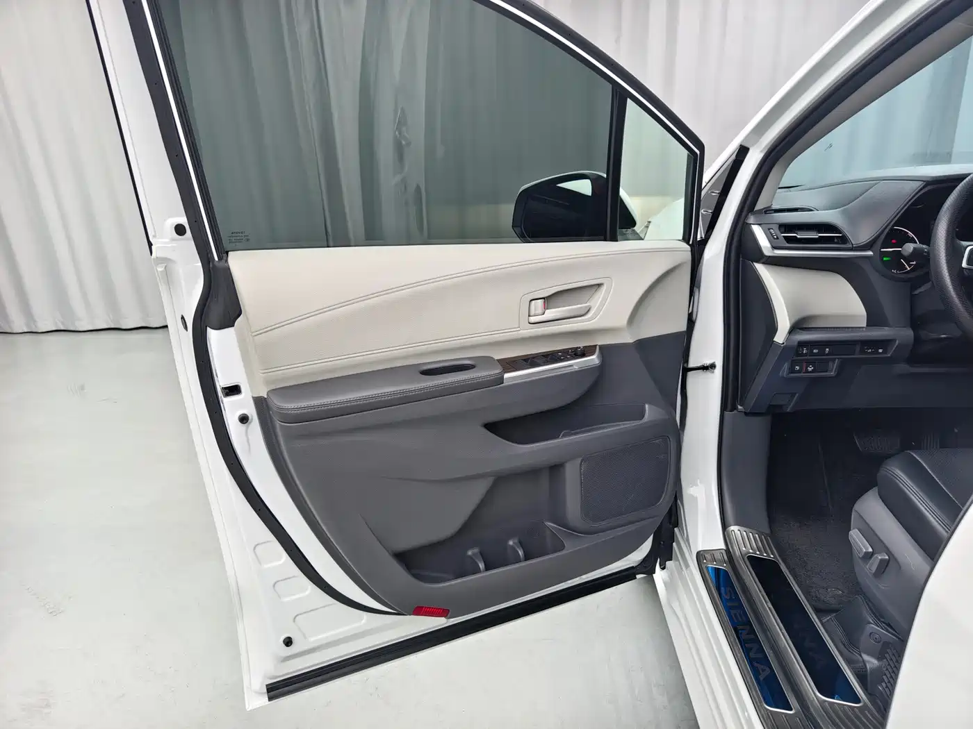 Toyota Sienna 2023 2.5L Hybrid Comfort Edition фото 7