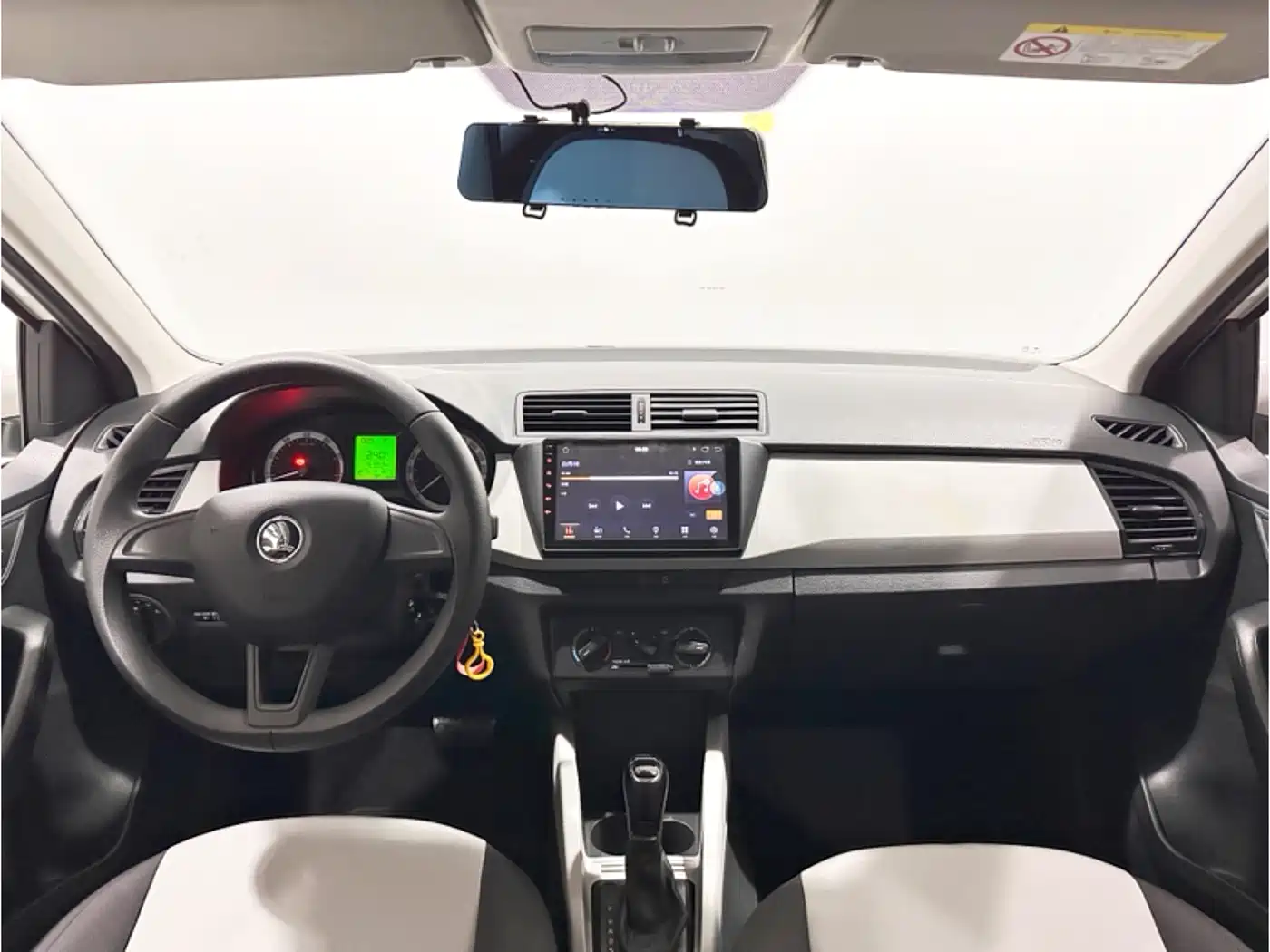 Škoda Fabia 2017 1.4L Auto Car Enjoy Edition фото 8