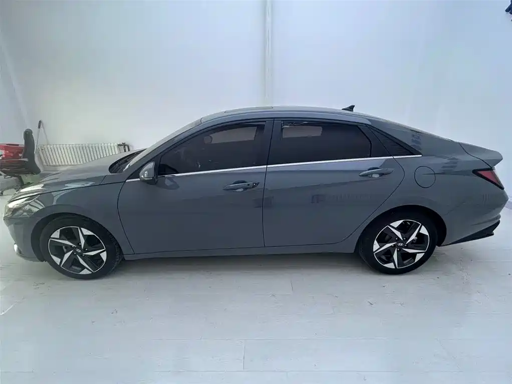 Hyundai Elantra 2021 1.5L CVT LUX Premium Edition фото 21