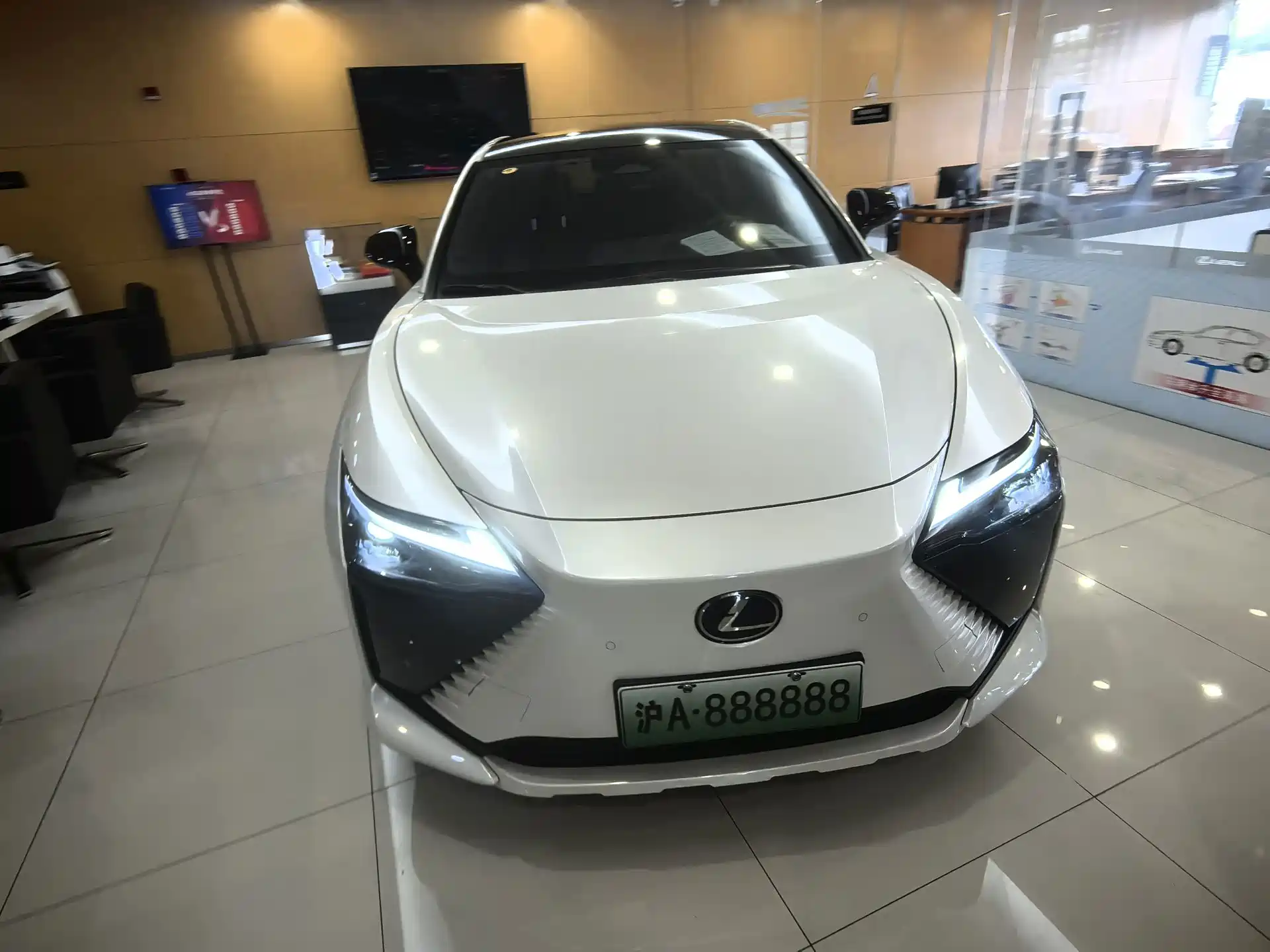 Фото 2 - Lexus RZ