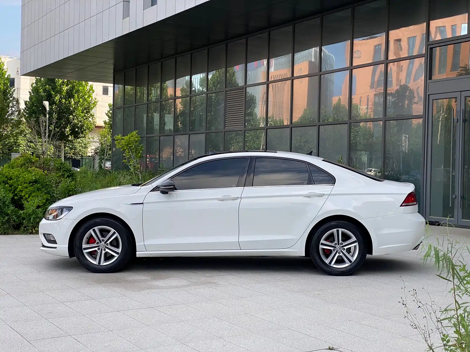 صورة 10 - Volkswagen Lamando