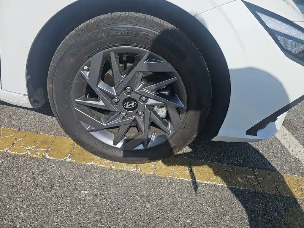 Photo 24 - Hyundai Elantra