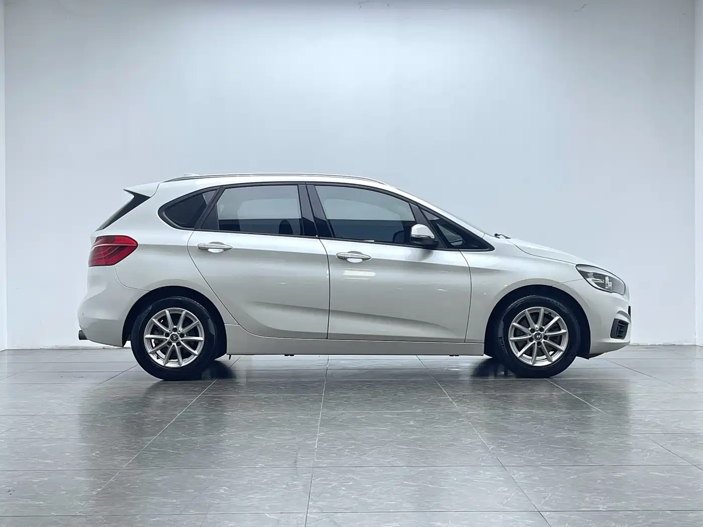 BMW 2 Series Touring 2016 218i Fashion Model фото 7