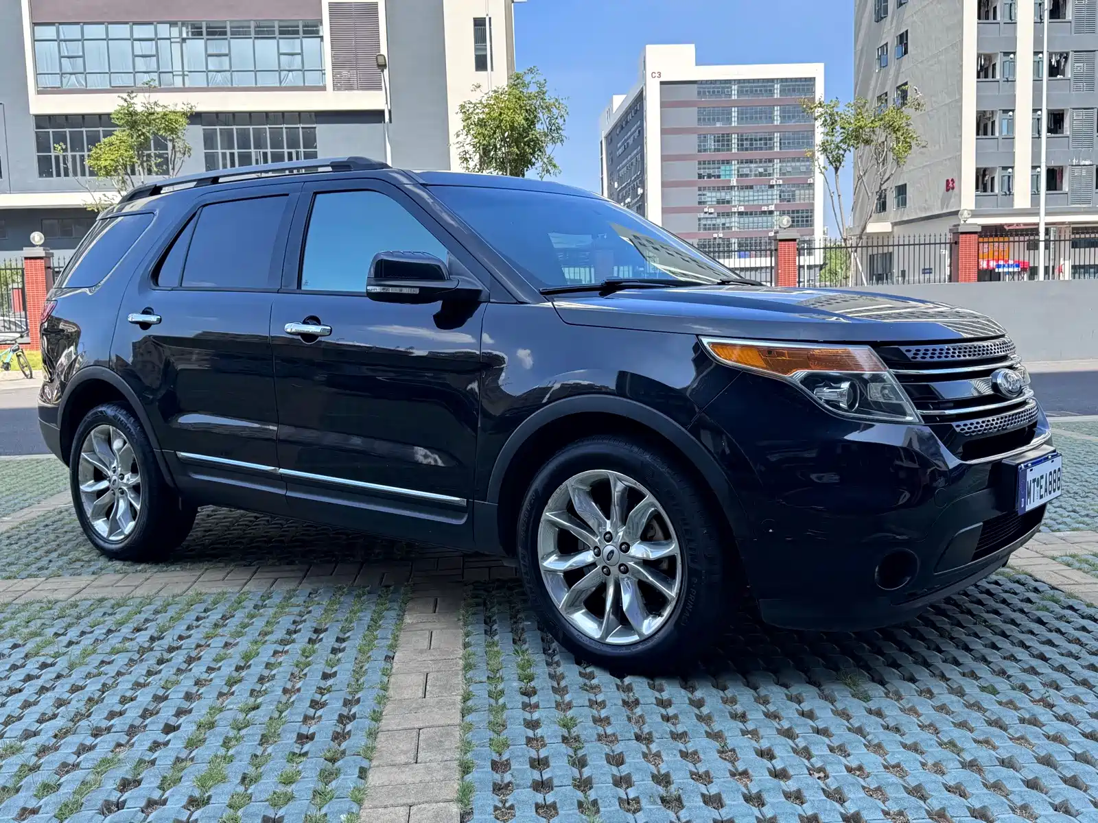 Photo 3 - Ford Explorer (Import)