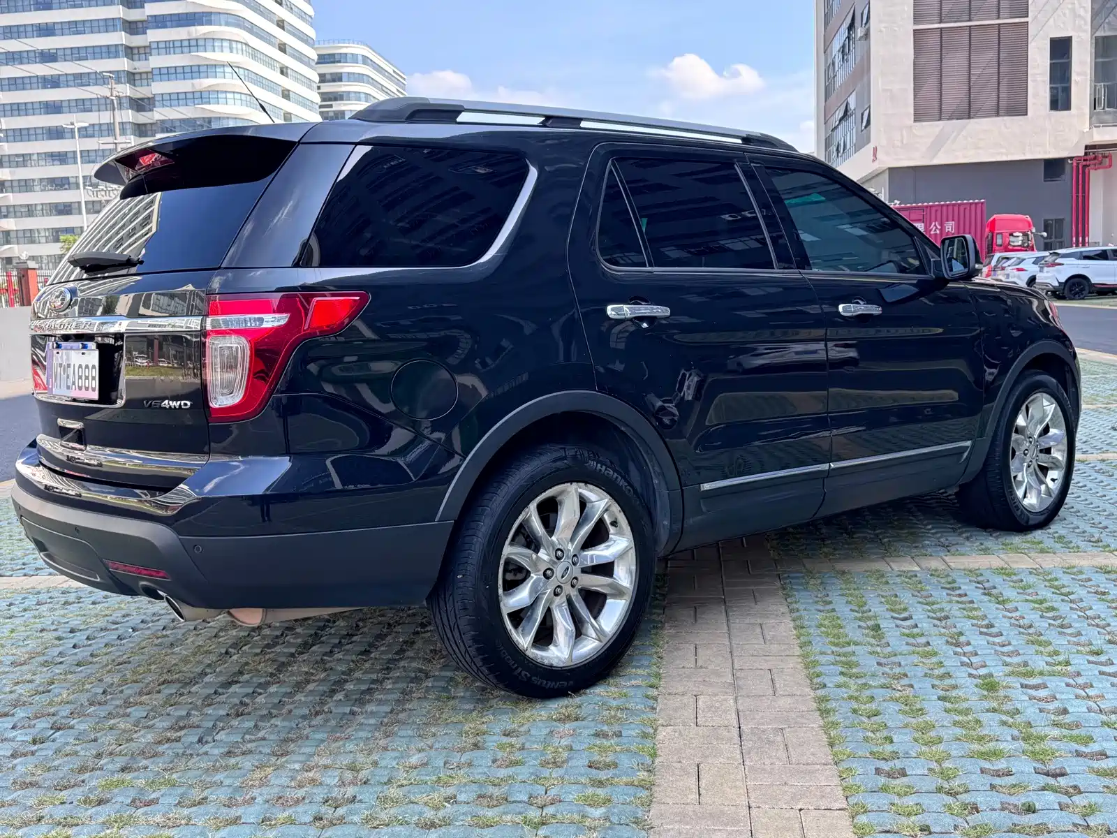 Photo 5 - Ford Explorer (Import)