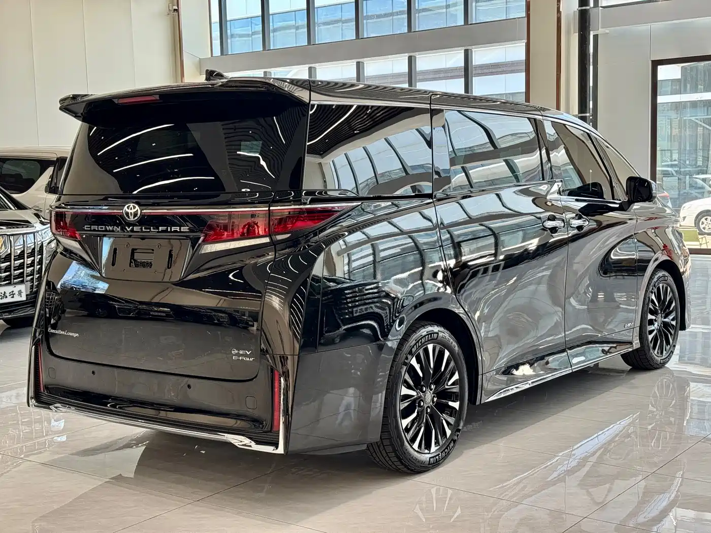 Toyota Vellfire 2024 Crown Hybrid 2.5L Premium Edition фото 12
