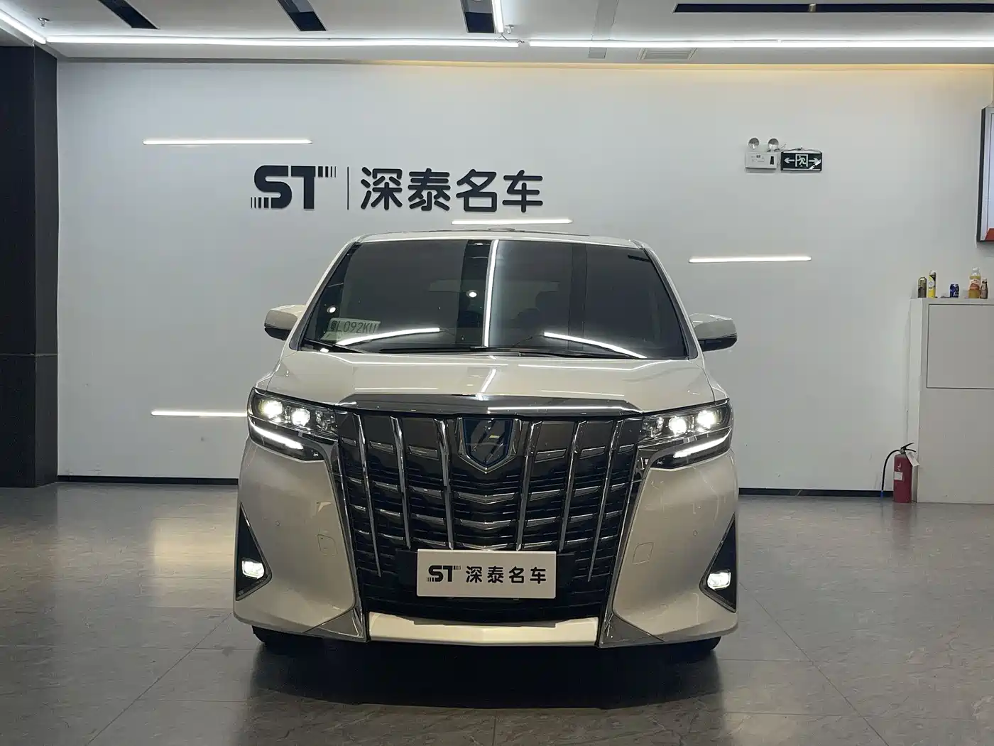 Toyota Alphard 2021 Hybrid 2.5L Premium фото 2