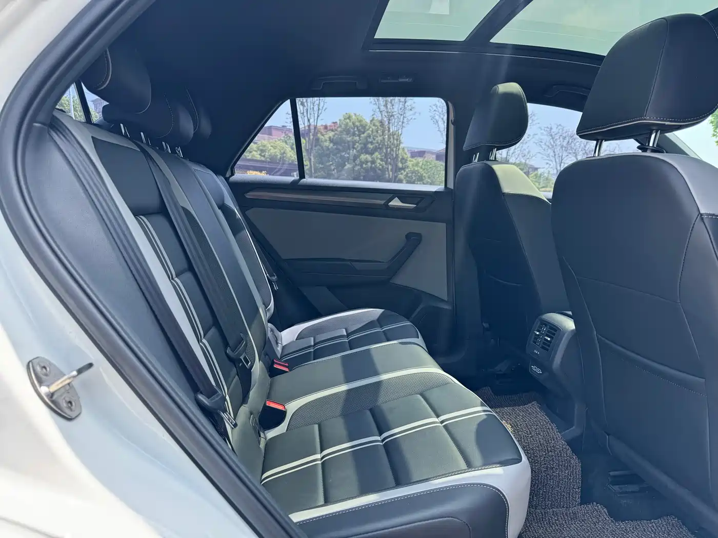VOLKSWAGEN T-ROC EXPLORING SONGS