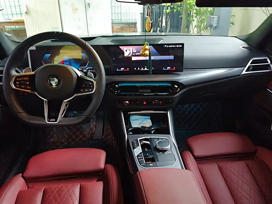 BMW 3 Series 2025 330i M Sport Night Edition фото 12
