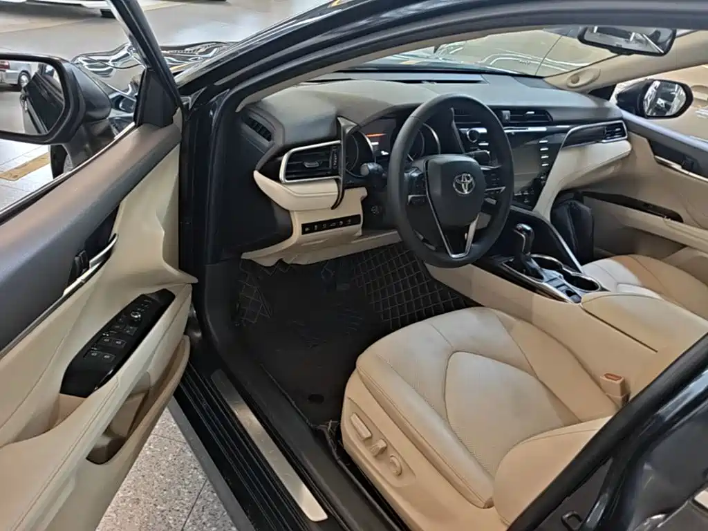 Фото 16 - Toyota Camry