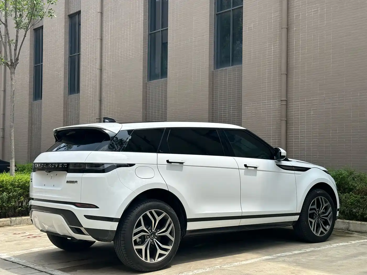 Land Rover Range Rover Evoque New Energy 2022 Range Rover Evoque L P300e Plug-in Hybrid фото 10