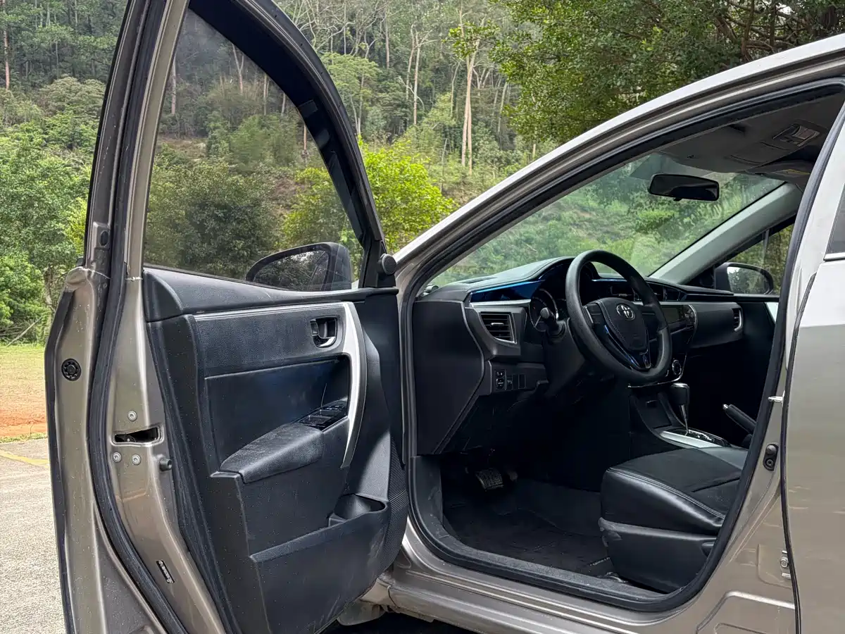 Toyota Corolla 2014 1.6L CVT GL фото 15