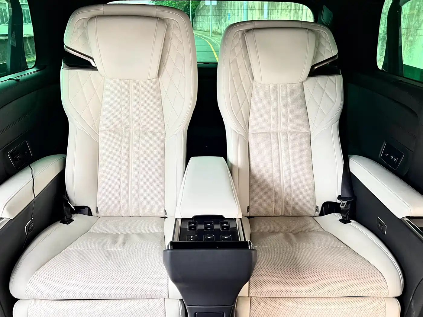 Lexus LM 2020 300h 4-Seat Imperial Edition фото 26