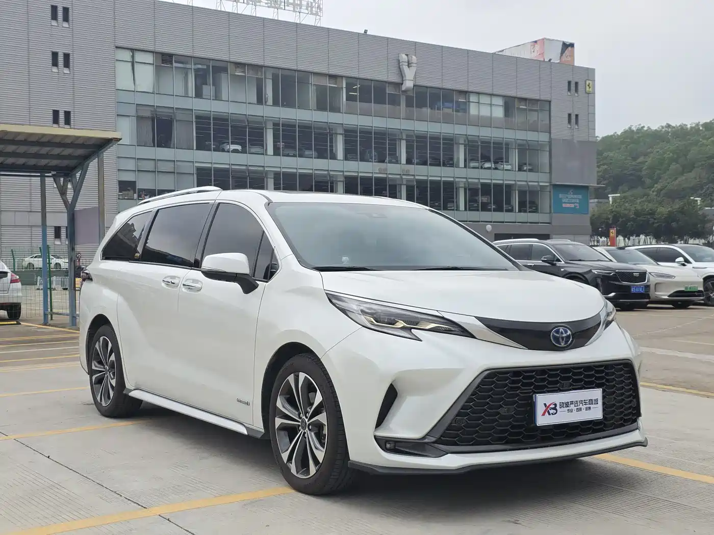 Toyota Granvia 2023 2.5L Hybrid VIP Edition фото 2