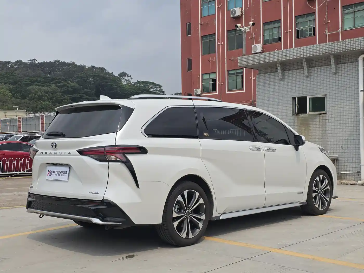 Toyota Granvia 2023 2.5L Hybrid VIP Edition фото 8