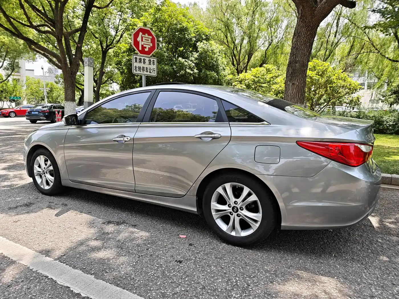 Hyundai Sonata 2013 2.0L Automatic Luxury Edition фото 6